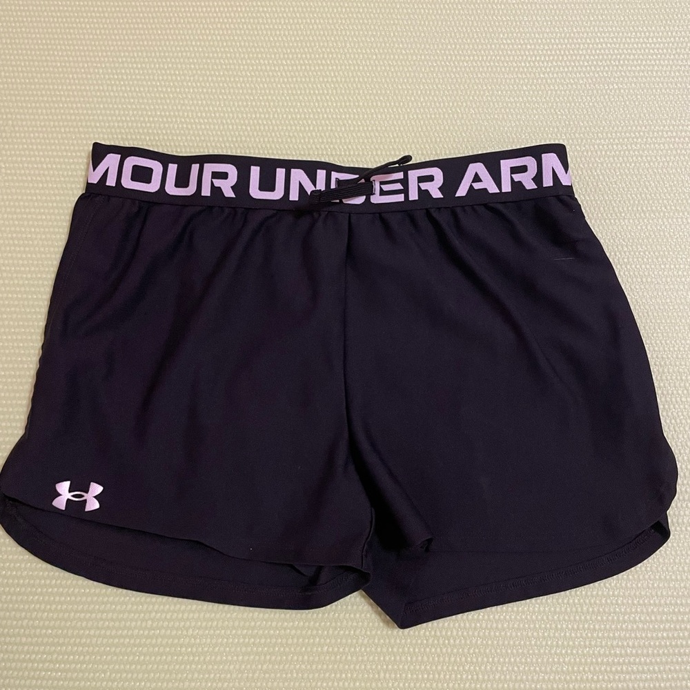 UNDER ARMOUR kids large black shorts